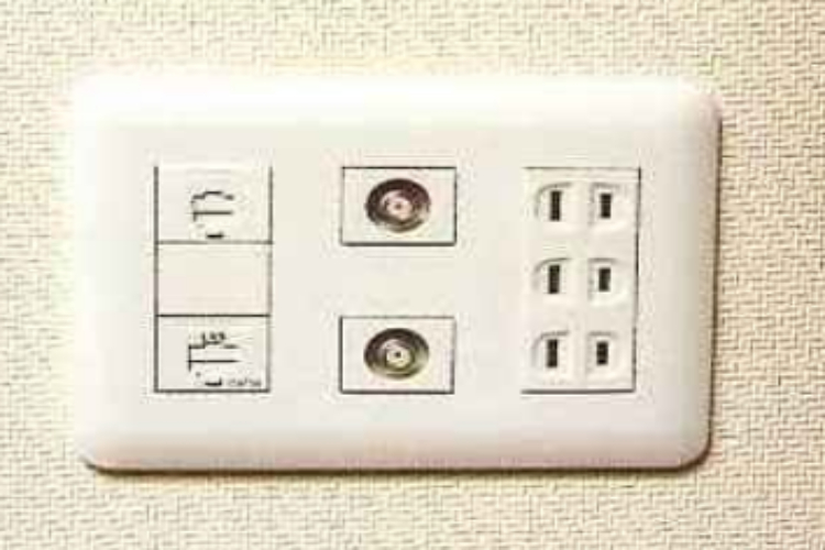 パークスクエア北大阪の情報用コンセント①